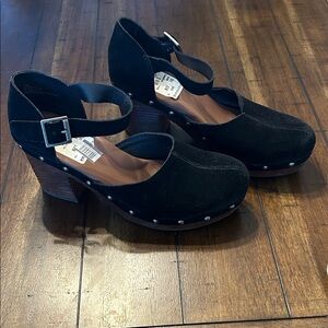 Korks Black Suede Ankle Strap Studded Clogs Heels NWT 8.5